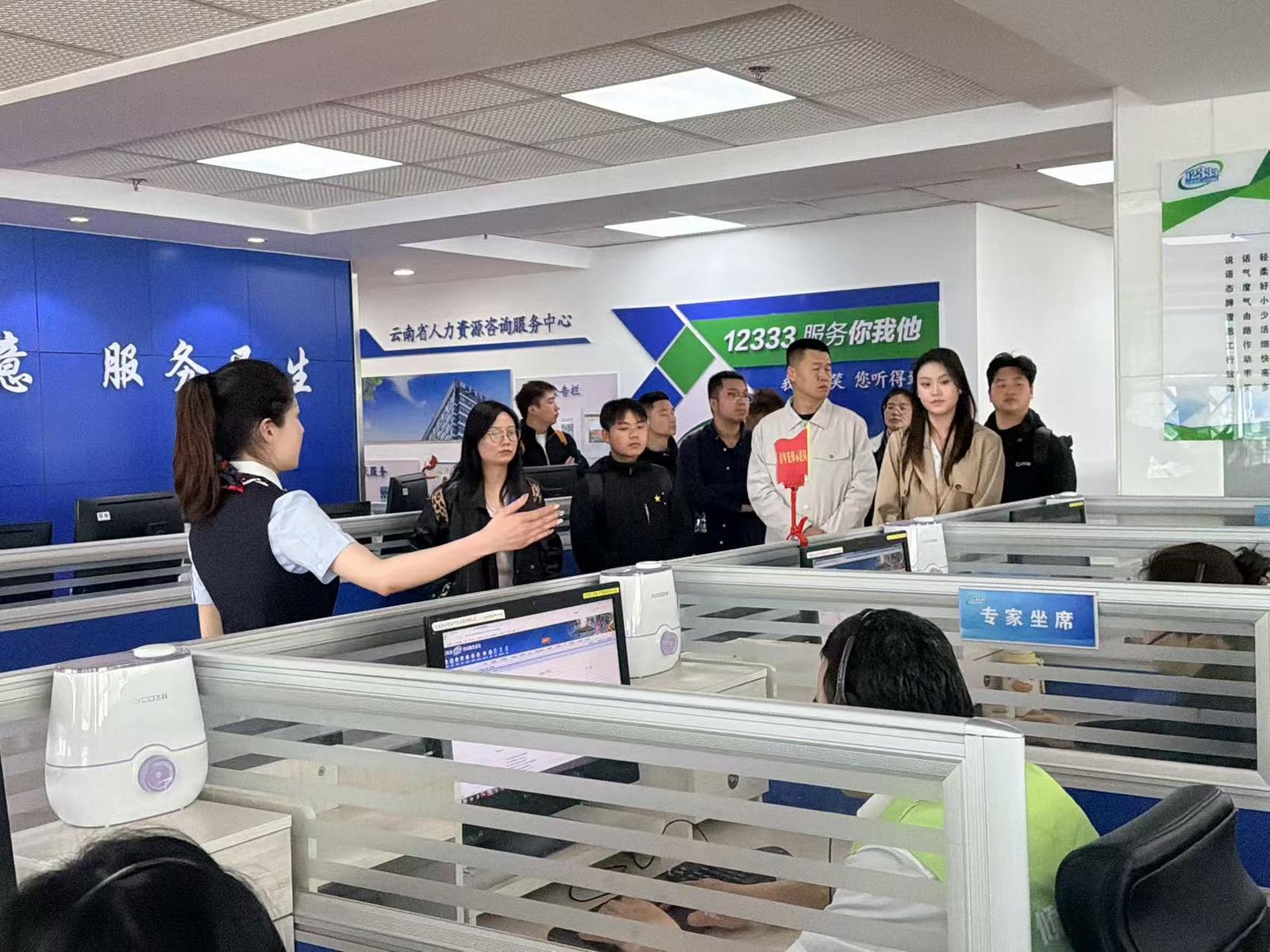 部分平台企业和新就业形态劳动者代表,走进12333咨询服务大厅